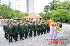 Đoàn đại biểu Đảng bộ Quân sự tỉnh dâng hương, báo công với Chủ tịch Hồ Chí Minh