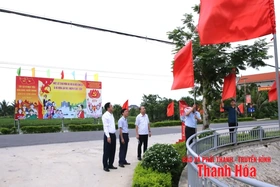 Hồ Vương rực rỡ cờ hoa chào mừng ngày Đại hội đại biểu Đảng bộ xã