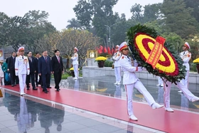 Các đại biểu dự Đại hội XIV vào Lăng viếng Chủ tịch Hồ Chí Minh, đặt hoa tại Đài tưởng niệm các Anh hùng liệt sĩ