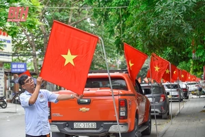 Đường phố Thanh Hóa rực rỡ cờ hoa chào mừng 30-4, 1-5