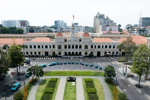 Chạy taxi công nghệ, tài xế nên chọn hãng nào?