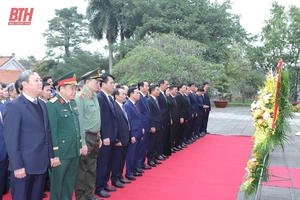 Đoàn đại biểu tỉnh Thanh Hóa dâng hoa, dâng hương Chủ tịch Hồ Chí Minh, Mẹ Việt Nam Anh hùng và các Anh hùng liệt sĩ nhân kỷ niệm 60 năm Hàm Rồng chiến thắng