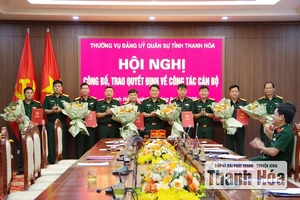 Bộ CHQS tỉnh Thanh Hóa trao quyết định thăng quân hàm cho 6 đồng chí