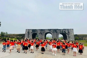 Thành nhà Hồ thu hút đông đảo du khách trong kỳ nghỉ lễ