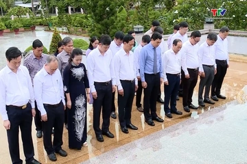 Chủ tịch UBND tỉnh viếng các nghĩa trang liệt sỹ tại tỉnh Tây Ninh và thành phố Cần Thơ