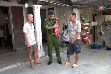 Công an xã Hoằng Sơn trao tặng 100 bình chữa cháy cho các hộ gia đình có hoàn cảnh khó khăn