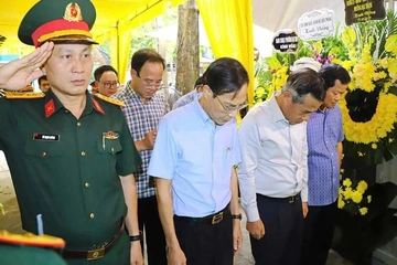 Bí thư Tỉnh ủy Lê Đức Thái viếng Anh hùng Lực lượng vũ trang Nhân dân Ngô Thị Tuyển