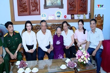 Bí thư Tỉnh ủy thăm hỏi, tặng quà các gia đình chính sách