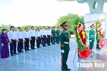 Dâng hương tưởng niệm các Mẹ Việt Nam anh hùng và các anh hùng liệt sỹ tại thành phố Đà Nẵng