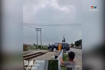 Nữ tài xế cố vượt gác chắn giữa lúc tàu sắp tới