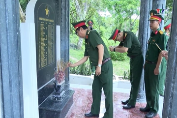 Bộ Tư lệnh Quân khu 4 dâng hương tri ân các anh hùng liệt sĩ tại Đảo Mê