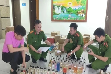 Từ hai cơ sở có dấu hiệu bất thường, triệt phá đường dây nước hoa giả liên tỉnh