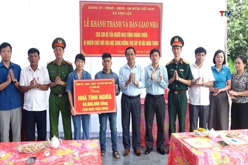 Xã Vĩnh Lộc bàn giao nhà tình nghĩa cho con đẻ người hoạt động kháng chiến bị nhiễm chất độc hóa học