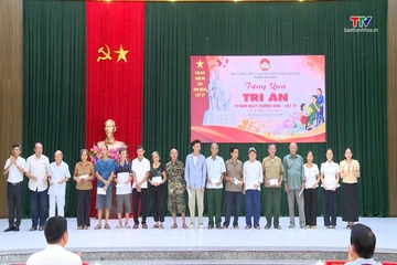 Ủy ban Mặt trận Tổ quốc Việt Nam phường Hàm Rồng tặng quà tri ân 27/7
