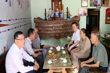 Phó Bí thư Tỉnh ủy, Chủ tịch Ủy ban MTTQ tỉnh Trịnh Tuấn Sinh viếng nghĩa trang liệt sỹ, thăm và tặng quà gia đình chính sách
