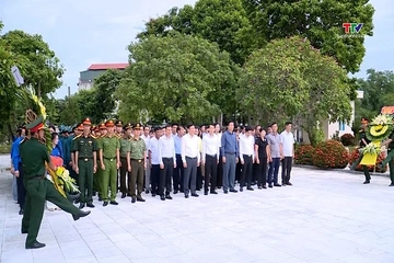 Phó Chủ tịch Thường trực UBND tỉnh Mai Xuân Liêm dâng hương Nghĩa trang liệt sĩ Vĩnh Lộc