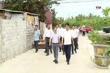 Đồng chí Đào Xuân Yên, Trưởng Ban Tuyên giáo và Dân vận Tỉnh ủy dâng hương tại Nghĩa trang Liệt sĩ Hoằng Hóa