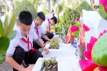 Chăm sóc phần mộ liệt sĩ tại Nghĩa trang Liệt sĩ Hàm Rồng