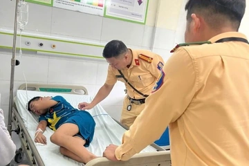 Thanh Hóa: CSGT kịp thời đưa cháu bé bị ong bắp cày đốt đi cấp cứu| Truyền hình Thanh Hóa