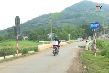 Dừng xe tải trọng lớn lưu thông qua cầu 13 tấn