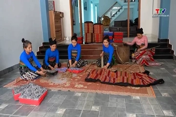 Phụ nữ Thái Xứ Thanh giữ nếp nhà từ những chiếc đệm bông lau