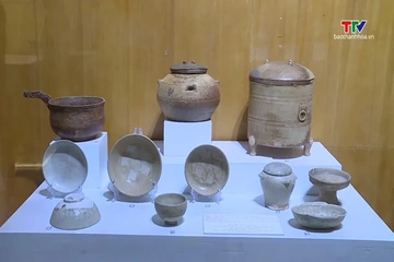 Sắc màu di sản tại trưng bày bảo vật quốc gia và gốm men xứ Thanh