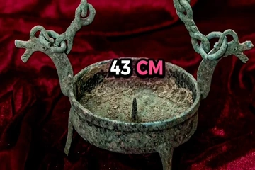 Cây đèn treo “thần thoại” dẫn đường linh hồn lạc Việt