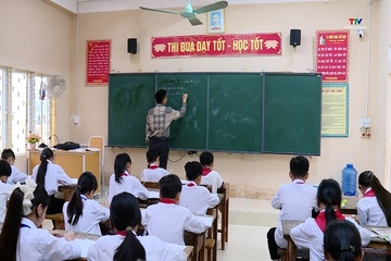Trang cấp đồ dùng cá nhân, học phẩm cho học sinh trường phổ thông nội trú tại các xã biên giới