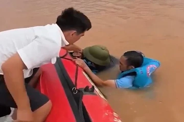 Kịp thời cứu người dân bị nước lũ cuốn trôi