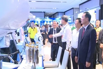 Máy bay không người lái thu hút sự quan tâm bên lề Hội nghị đối thoại với doanh nghiệp năm 2026