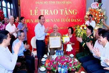 Trưởng Ban Tuyên giáo Trung ương Trịnh Văn Quyết trao tặng Huy hiệu 80 năm tuổi Đảng cho các đảng viên lão thành