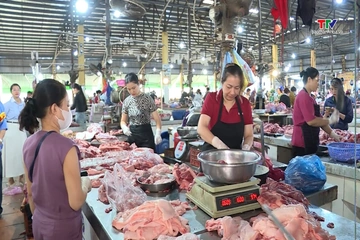 Giá thịt vẫn ở mức cao dù giá lợn hơi giảm
