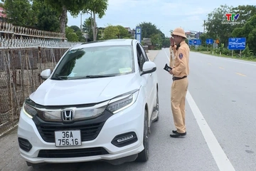 Cảnh sát giao thông Thanh Hóa xuyên lễ phục Nhân dân