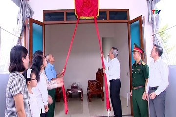 Bàn giao nhà tình nghĩa cho gia đình chính sách