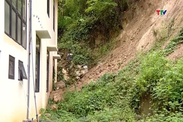 Trung Hạ khẩn trương khắc phục các điểm sạt lở sau bão số 4