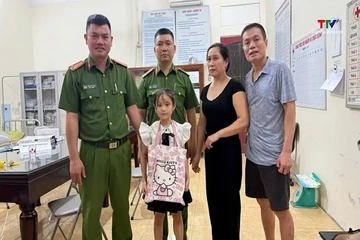 Công an phường Hạc Thành trao trả bé gái bị lạc về với gia đình