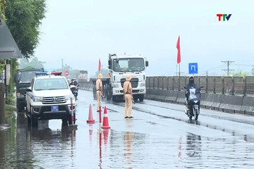 CSGT phân luồng, chống ùn tắc do ngập nước trên quốc lộ 1A