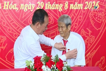 Phó Bí thư Tỉnh ủy Trịnh Tuấn Sinh trao Huy hiệu 80 năm tuổi Đảng cho đảng viên lão thành