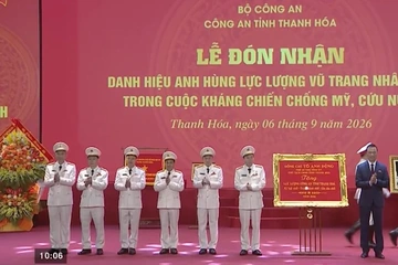 Phó Bí thư Tỉnh ủy, Chủ tịch UBND tỉnh Tô Anh Dũng trao bức trướng chúc mừng Công an Thanh Hóa