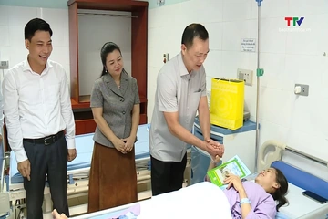 Chủ tịch UBND tỉnh Tô Anh Dũng thăm công nhân môi trường bị tai nạn giao thông khi làm nhiệm vụ