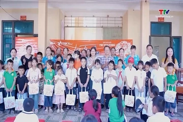 Hội Liên hiệp Phụ nữ xã Hà Trung trao quà cho học sinh có hoàn cảnh khó khăn