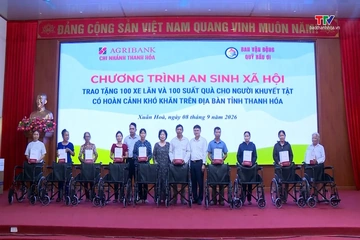 Agribank Thanh Hóa trao tặng 100 xe lăn cho người khuyết tật