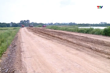 Thi công đường chống lụt, đảm bảo an toàn giao thông