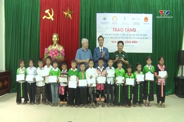 Bàn giao công trình “Bản sáng vùng biên”