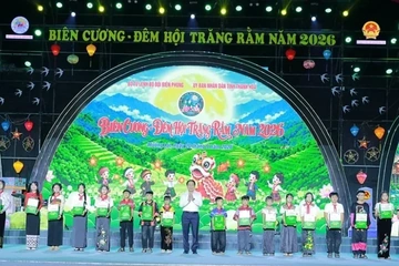 Hơn 2 tỷ đồng quà tặng đến với trẻ em Mường Lát trong Đêm hội Trăng rằm