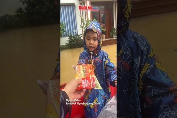 Ấm áp tình người xứ Thanh trong lũ dữ