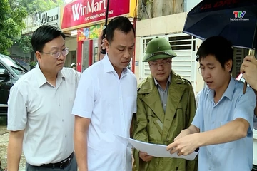 Chủ tịch UBND tỉnh Tô Anh Dũng kiểm tra một số điểm ngập tại phường Hạc Thành