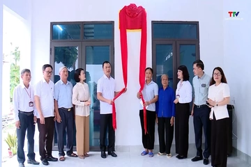 Chủ tịch UBND tỉnh Tô Anh Dũng trao nhà cho các gia đình chính sách
