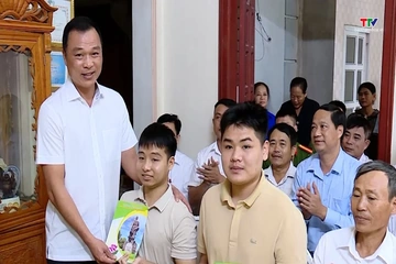 Chủ tịch UBND tỉnh Tô Anh Dũng chúc mừng hai em Hiếu và Minh