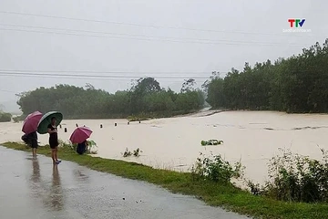 Xã Xuân Chinh tiếp tế lương thực cho Nhân dân khu vực bị nước lũ cô lập
